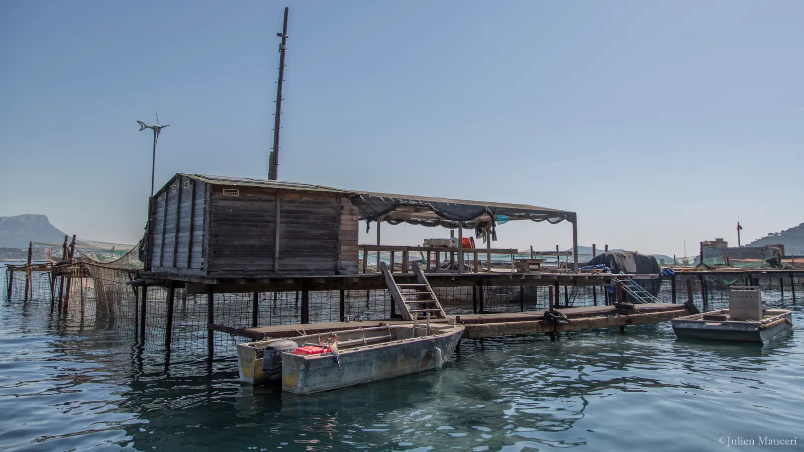 La cabane sur pilotis et les pontons de la ferme, à Tamaris